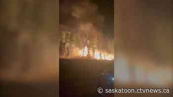 Video shows flames raging near highway during Sask. wildfire evacuation