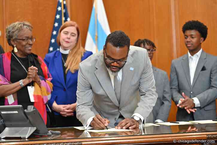 Brandon Johnson Signs Executive Orders Hours After Being Sworn In