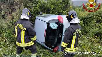 Incidente sulla strada provinciale: finisce con l'auto in una scarpata e si ribalta