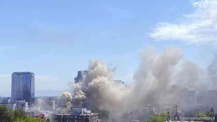 4 rescued in major fire in downtown Portland, Oregon, before firefighters pulled back as blaze rages