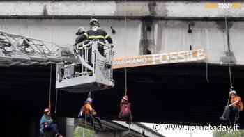 VIDEO | Gli attivisti di Ultima generazione non mollano: in quattro si calano dal ponte della tangenziale e bloccano il traffico