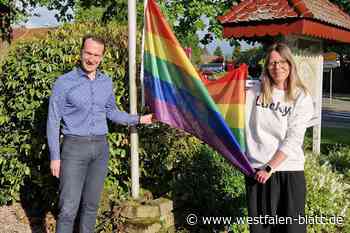 Gemeinde Hüllhorst hisst Regenbogenfahne