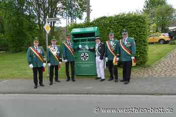 Schützen in Lichtenau-Grundsteinheim stellen Altkleidercontainer auf
