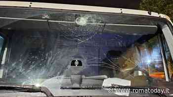 Mezzo Ama colpito da sassi lanciati sulla via Prenestina