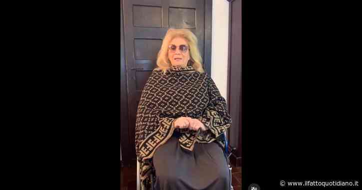 Iva Zanicchi in sedia a rotelle dopo l’operazione alla schiena: “Qualcuno lassù mi protegge, sono viva per miracolo”