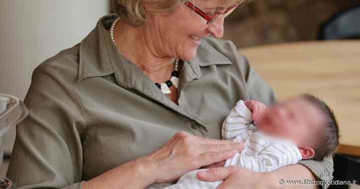 Nonna si fa pagare 18 euro l’ora per fare da babysitter ai nipoti, lo sfogo della mamma: “Così mi farà indebitare”