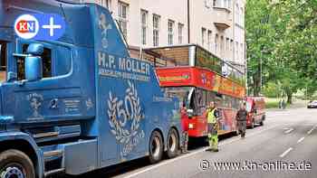 Bus am Haken: Sightseeing-Doppeldecker in Kiel abgeschleppt