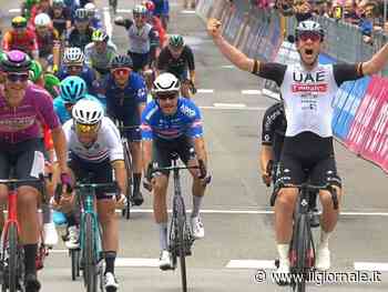 Il Giro tra ritiri e gravi cadute. Ackermann batte al photofinish Milan