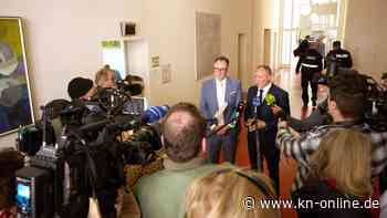 Prozess gegen „Vereinte Patrioten“: Angeklagte tritt in Socken und auf Zehenspitzen in Sitzungssaal ein