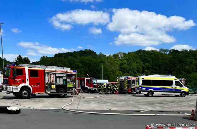 FW-Lohmar: Austretendes Gefahrgut sorgt für Großeinsatz der Feuerwehr Lohmar