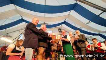 „O‘zapft is“ bei Wind und Wetter: Wasserburger Frühlingsfest feierlich eröffnet