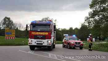 Traktoranhänger kippt bei Sankt Wolfgang um - Autofahrer kann nicht mehr ausweichen