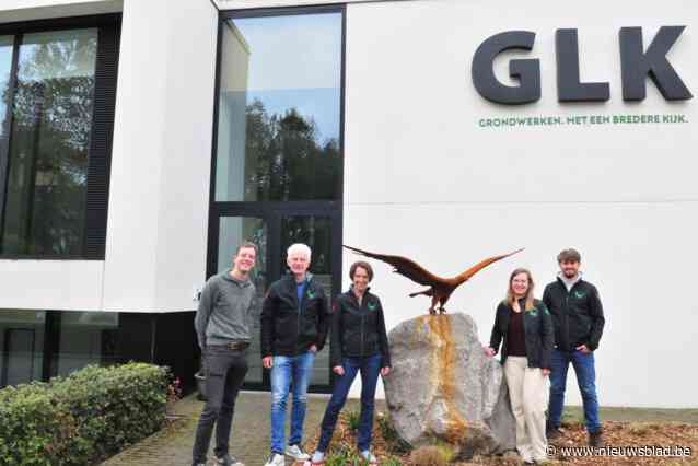 Jonge kunstenaar maakt adelaar van ruim 100 kilo voor grondwerkbedrijf: “35 weekends gewerkt aan 860 stukjes staal”