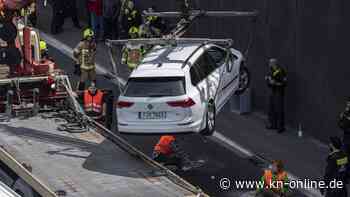 Aktivisten kleben sich an Autos – Feuerwehr muss Fahrzeuge von der Straße heben