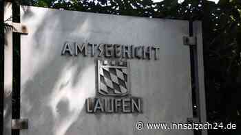 Den Arm nach oben zum „Hitler-Gruß“ – ähmmm, zum Flaschendeckel-Fangen