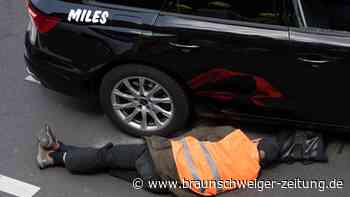 Autofahrer in Berlin treten Klimaktivisten