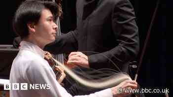 Watch violinist carry on playing after £24,000 bow breaks