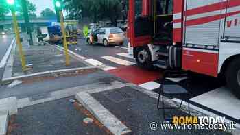 Incidente sulla Tiburtina: scontro auto-furgone, danneggiato il semaforo