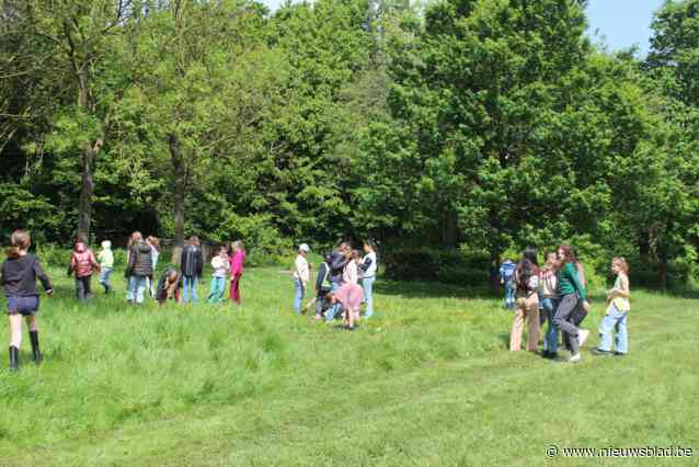 Leerlingen planten bloembollen in Reus Hagewijkpark