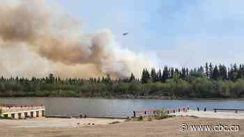 Hay River, N.W.T., officials urge remaining residents to leave as wildfire risk rises