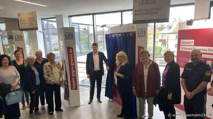 Ausstellung zum Thema „Häusliche Gewalt“ im Landratsamt Mühldorf a. Inn eröffnet