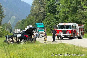 UPDATE w/PHOTOS: Lougheed Hwy. completely blocked following 3-vehicle, head-on crash near Agassiz