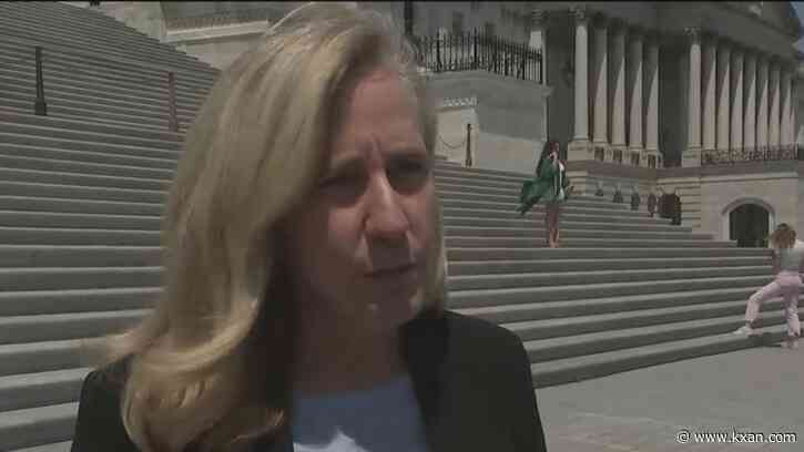 Congresswoman suggests withholding pay from lawmakers if government defaults 