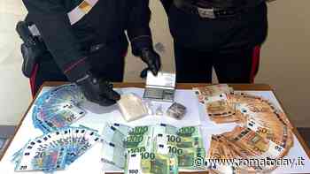 Coppia di pusher in auto con crack, hashish e 6mila euro