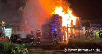 Iphofen: Flammen "bis zur B8 sichtbar" - Vollbrand führt zu Großeinsatz an Sägewerk
