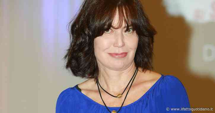 Sabina Guzzanti: “Moana Pozzi mi guardò dall’alto in basso, come una nullità”. E “svela” la lingua “segreta” che usa con i fratelli
