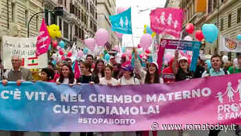 "Ogni aborto è un bambino morto": in mille al corteo di Pro Vita sotto la pioggia