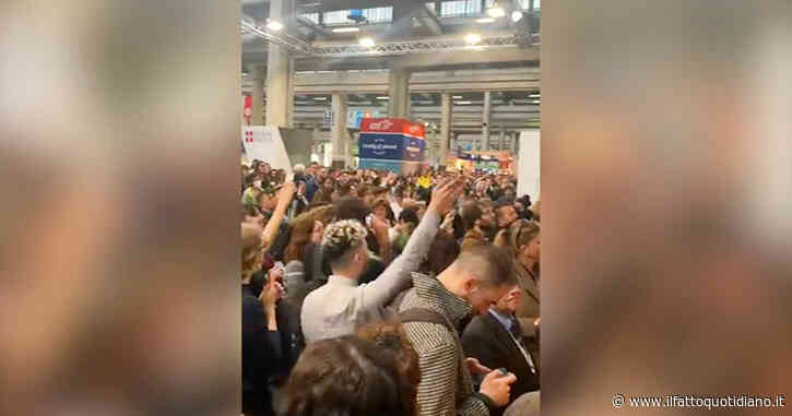 “Fuori i fascisti dal Salone”: i cori durante la contestazione alla ministra Roccella a Torino