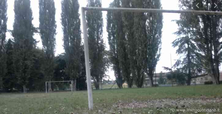 Fa smontare il campetto da calcio per i bambini su terreno comunale, uomo processo
