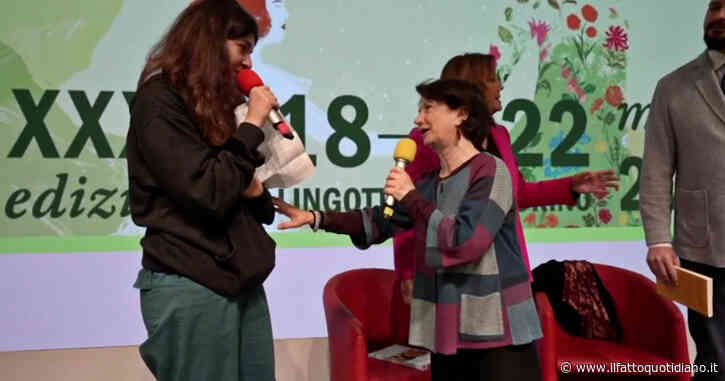 Roccella contestata al Salone del Libro, il confronto tra la ministra e l’attivista sul palco