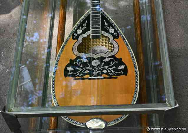 Schenking bouzouki aan Vleeshuis herdenkt Griekse invloed in Schipperskwartier: “Wannes schreef er een liedje over”