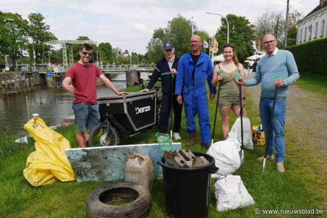 Vrijwilligers halen tijdens Leie Cleanup-actie ruim 250 kilo afval uit de Leie waaronder de kadavers van een ree en zwart schaap