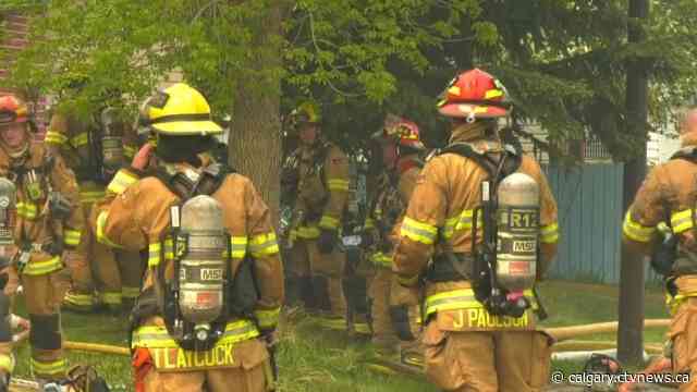 Two Calgary firefighters hurt in Castleglen Way house fire Saturday