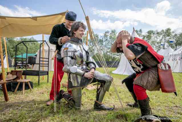 IN BEELD. Ridders komen voor tiende keer samen aan ’t Hooghuys voor jubileumeditie Quondam: “De samenhorigheid onder  de re-enactors is enorm groot”