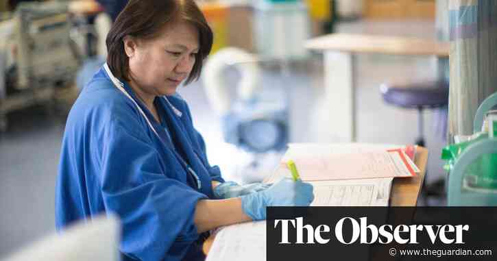 Nurses in England offered ‘golden hellos’ as trusts try to ease staff crisis
