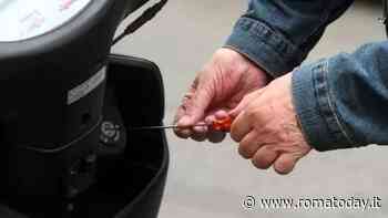 Il ladro motociclista che ruba scooter nel parcheggio dell'università e del policlinico Umberto I