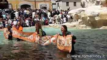 Ancora un blitz di Ultima Generazione: liquido nero nella fontana di Trevi