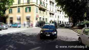 "Signore, ha la ruota bucata". Distrae anziano e lo deruba