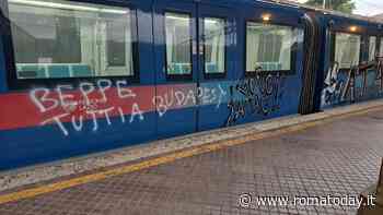 "Beppe tutti a Budapest": vandali imbrattano un treno appena revisionato della Metromare