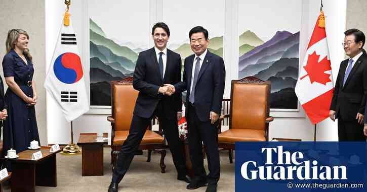 Trudeau’s wide-stance pose with Korean politician splits critics