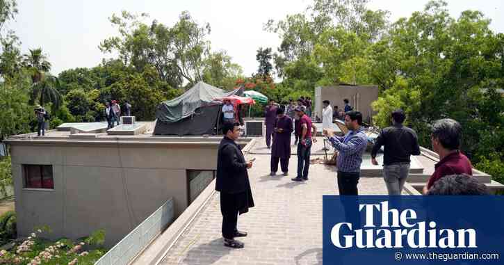 Imran Khan and Lahore police remain in tense standoff