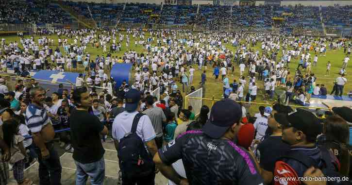 Massenpanik im Stadion: Mindestens zwölf Tote