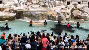 Blitz di Ultima Generazione: liquido nero nella fontana di Trevi. Insulti dei romani