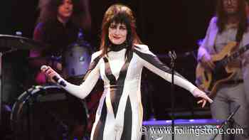 Siouxsie Sets Makeup Show After Severe Weather Cancels Cruel World Gig