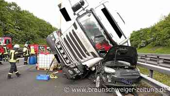 Niedersachsen: Lkw kippt auf Auto – vier Verletzte