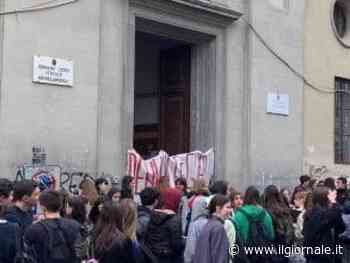 I collettivi del Michelangiolo danneggiano la scuola: "Denunce e guai non ci avete mai"